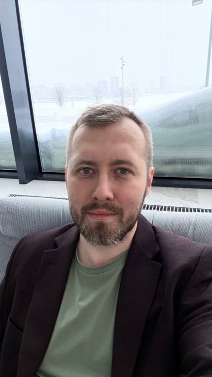 Эдуард Макаров у окна